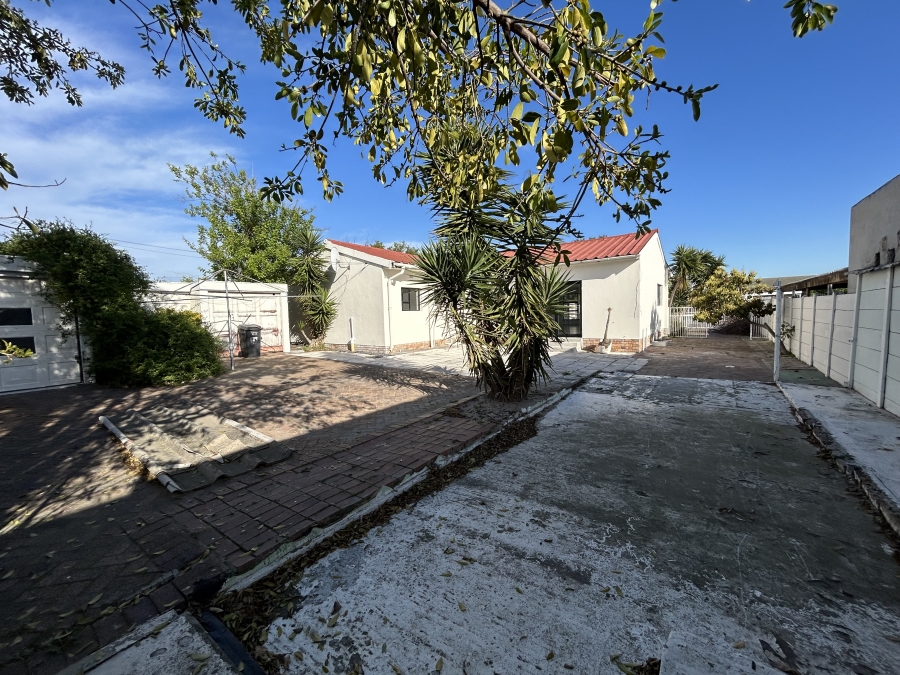 To Let 4 Bedroom Property for Rent in Bothasig Western Cape